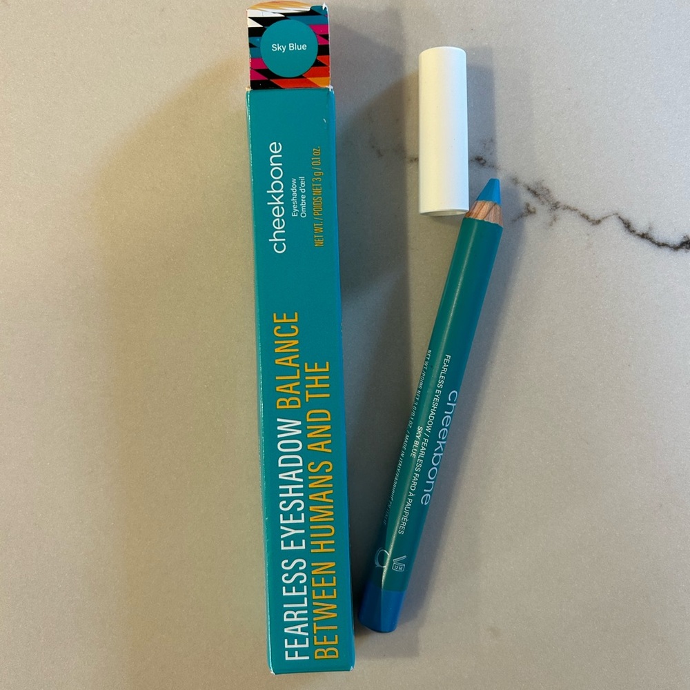 Cheekbone eye shadow pencil in sky blue